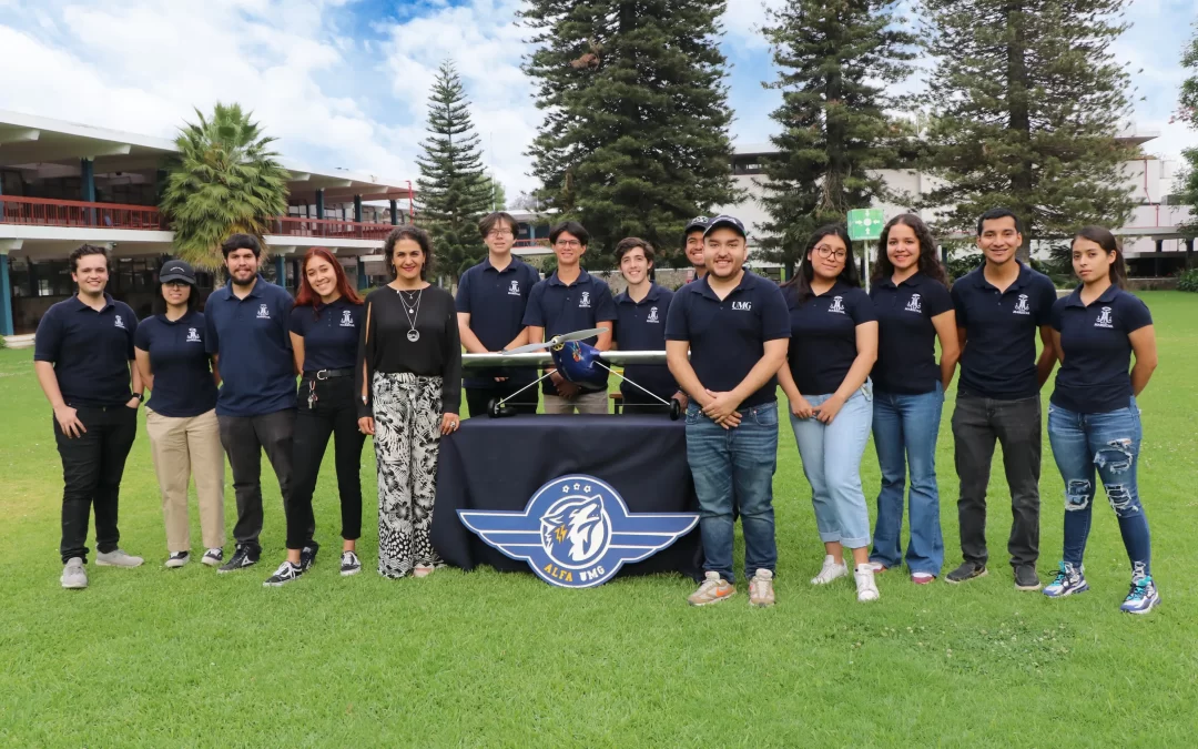 Alumnos integrantes de la escudería Alfa UMG, presentaron su avión para la competencia SAE Aerodesing México 2023.